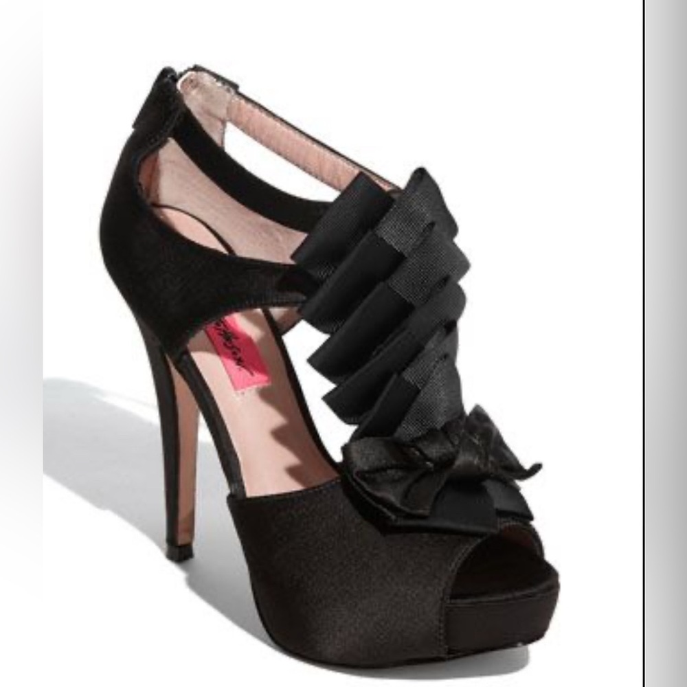 Betsy Johnson Sassy Bow Heels black comfy